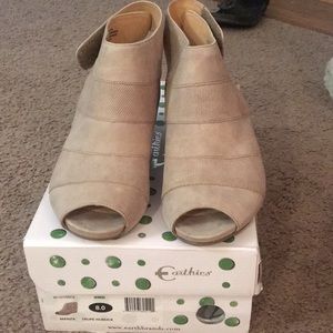 NWB Earthies taupe Manza Wedges
